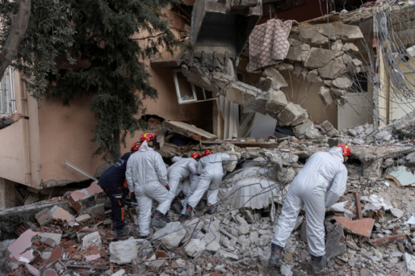 ▲튀르키예 하타이에서 구조 대원들이 18일(현지시간) 지진으로 무너진 잔해에서 생존자 수색활동을 펼치고 있다. 하타이/로이터연합뉴스