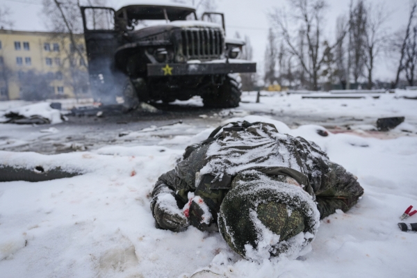 ▲우크라이나 하르키우 외각에서 지난해 2월 25일(현지시간) 러시아군 차량 옆에 한 군인의 시신이 눈으로 덮여있다. 하르키우(우크라이나)/AP뉴시스
