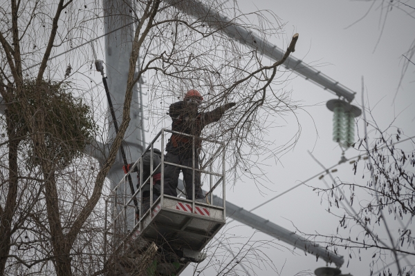 ▲우크라이나 키이우에서 지난해 12월 8일 전력공급업체 DTEK 직원이 보수 작업을 하고 있다. 키이우/AP뉴시스
