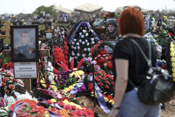 ▲러시아 볼츠키에서 지난해 5월 26일 한 여성이 자국 군인들의 묘지를 보고 있다. 볼츠키(러시아)/AP연합뉴스 
