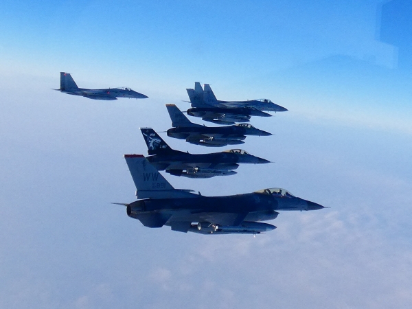 ▲일본 항공자위대 제2항공단  F-15 전투기가 19일 미국 F-16 전투기들과 합동군사훈련을 하고 있다. 로이터연합뉴스
