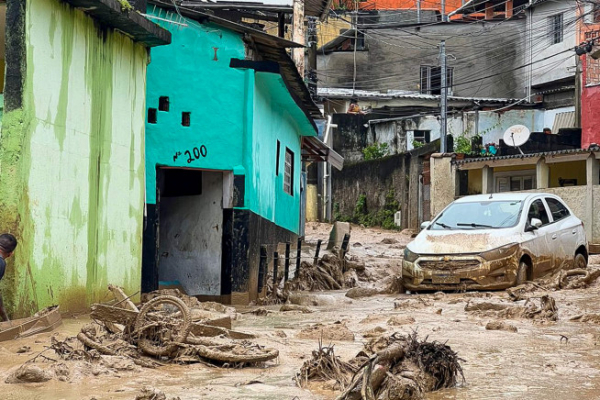 ▲19일(현지시간) 브라질 상파울루주 상 세바스티앙의 한 골목에 폭우로 인한 피해가 발생했다. 상세바스티앙(브라질)/AFP연합뉴스