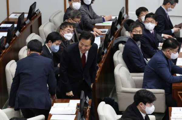 ▲오세훈 서울시장이 20일 서울시 의회에서 열린 제316회 임시회 개회식에 참석하며 참석자들과 인사하고 있다. (연합뉴스)