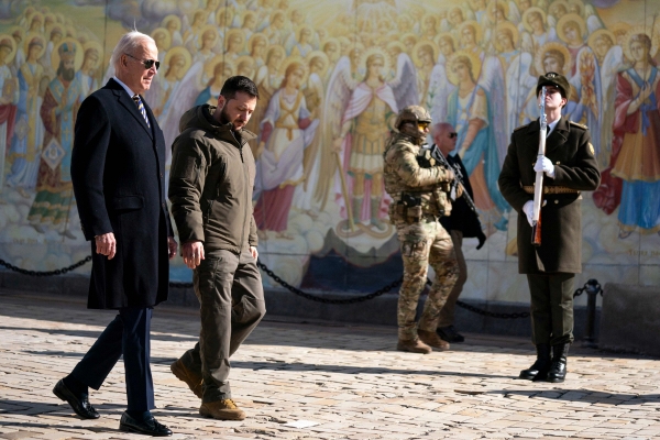▲조 바이든 미국 대통령과 볼로디미르 젤렌스키 우크라이나 대통령이 20일(현지시간) 키이우 시내를 걷고 있다. 키이우/AFP연합뉴스

