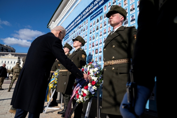 ▲조 바이든 미국 대통령이 20일(현지시간) 우크라이나 추모의 벽에 헌화하고 있다. 키이우/로이터연합뉴스
