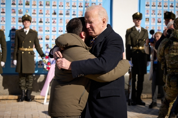 ▲조 바이든 미국 대통령과 볼로디미르 젤렌스키 우크라이나 대통령이 20일(현지시간) 추모의 벽 앞에서 포옹하고 있다. 키이우/UPI연합뉴스
