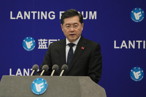 ▲21일 친강 중국 외교부장이 ‘글로벌안보이니셔티브(GSI)’를 소개하고 있다. 베이징/AP뉴시스
