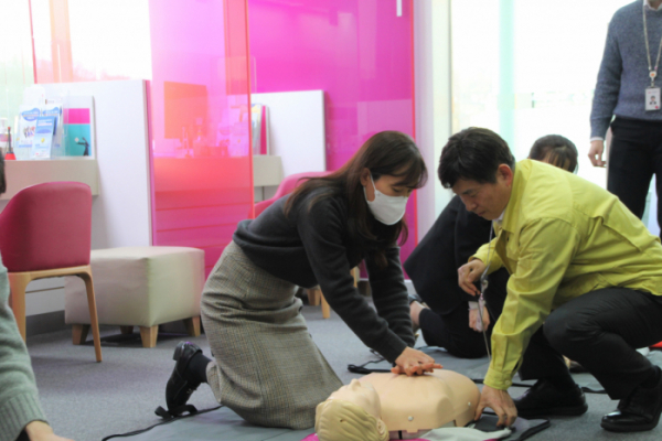 ▲흥국생명 임직원이 지난 21일 흥국생명 본사에서 진행한 안전사고 예방교육에 참여하고 있는 모습