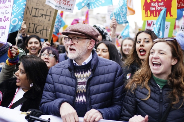 ▲영국 런던에서 1일 교육 노조가 파업 집회를 열고 있다. 런던/AP뉴시스
