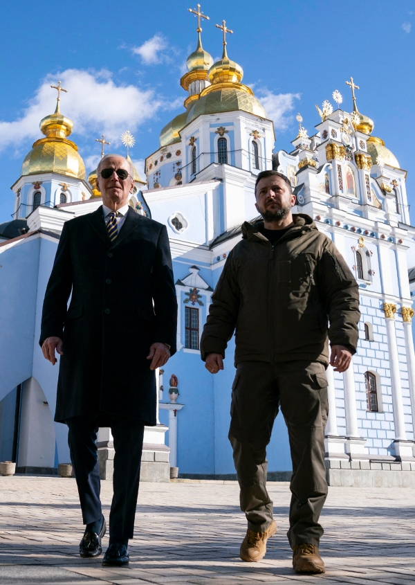 ▲조 바이든(왼쪽) 미국 대통령과 볼로디미르 젤렌스키 우크라이나 대통령이 20일(현지시간) 키이우 시내를 걷고 있다. 키이우/AFP연합뉴스
