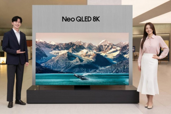▲삼성전자 모델이 네오 QLED TV를 소개하고 있다.  (제공=삼성전자)