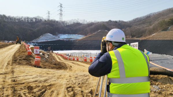 ▲한국산업기술시험원 직원이 매립사면 안전율 검토를 위한 측정을 하는 모습. (사진제공=한국산업기술시험원)