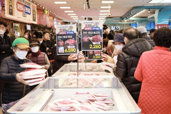 ▲소프라이즈 2023 대한민국 한우세일 행사가 열리고 있는 서울 양재 하나로마트에서 소비자들이 한우를 구입하고 있다. (사진제공=전국한우협회)