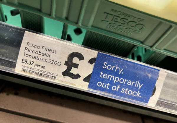 ▲영국 런던에 위치한 슈퍼마켓 테스코의 토마토 진열대에 ‘일시적 품절’이라는 팻말이 붙여져 있다. 런던/로이터연합뉴스 