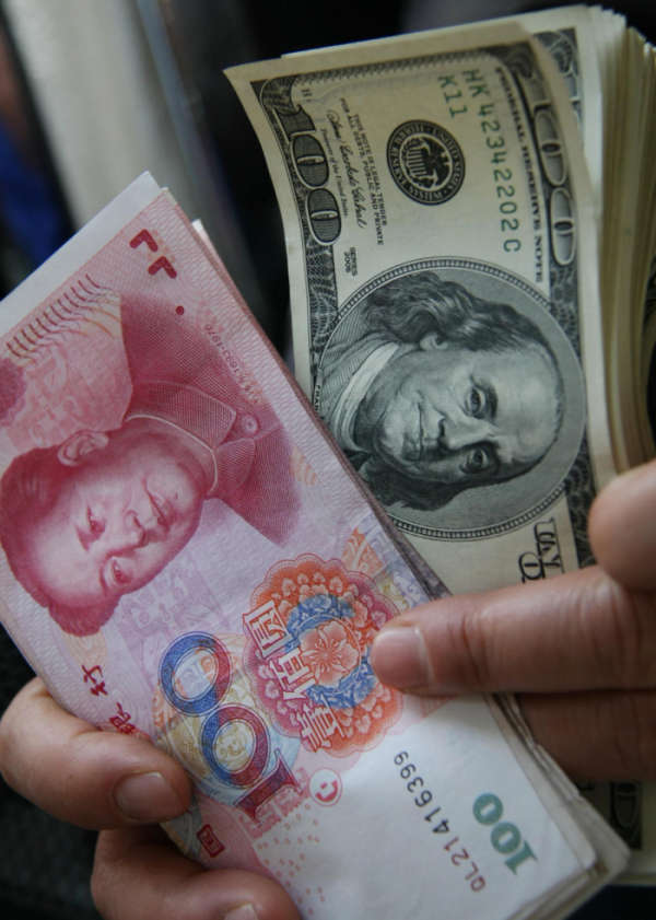 ▲달러와 중국 위안화 지폐가 보인다. 신화뉴시스