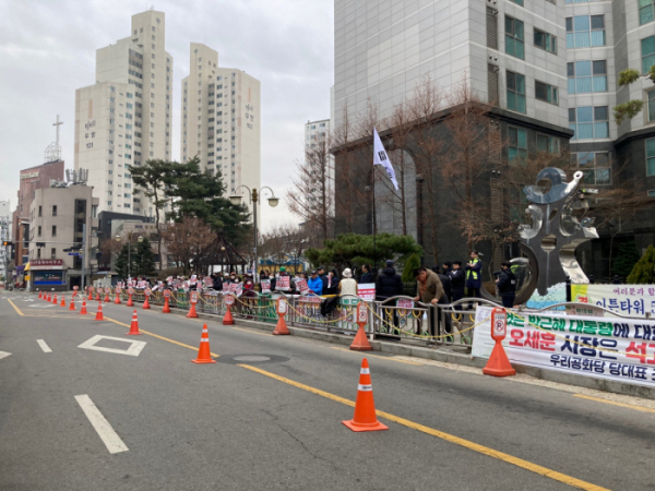 ▲오세훈 서울시장 자택 근처에서 시위를 벌이는 우리공화당의 모습. (자료제공=서울시)