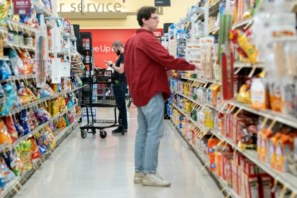 ▲미국의 한 식료품 가게에서 15일 소비자들이 물건을 고르고 있다. 워싱턴D.C./AFP연합뉴스
