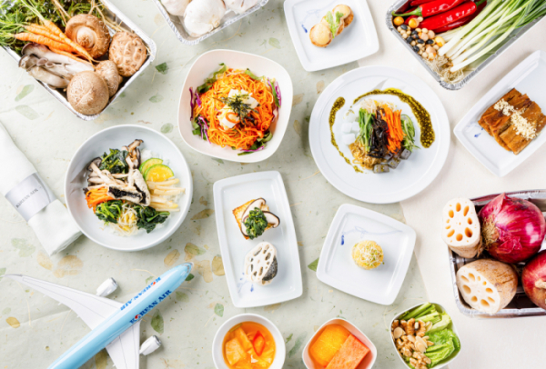 ▲대한항공이 전통 한식을 바탕으로 새로운 채식 메뉴를 개발해 기내에서 즐길 수 있는 ‘한국식 비건 메뉴’를 선보인다. (사진제공=대한항공)