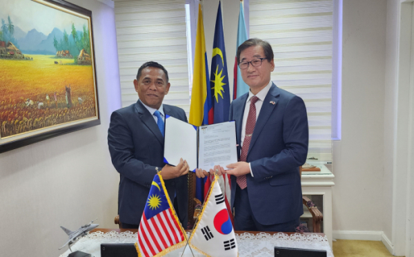 ▲KAI가 말레이시아 국방부와 FA-50 수출 계약을 체결했다 (왼쪽 다툭 뮤에즈 말레이시아 국방사무차관, 오른쪽 KAI 강구영 사장) (사진제공=한국항공우주산업)