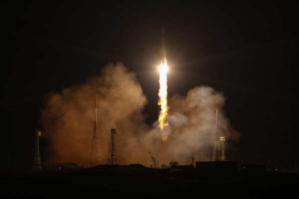 ▲24일(현지시간) 카자흐스탄 바이코누르 우주센터에서 무인우주선 MS-23을 실은 로켓이 발사되고 있다. 바이코누르(카자흐스탄)/AFP연합뉴스
