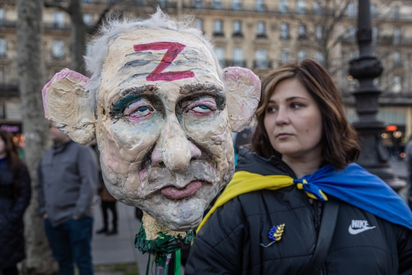▲프랑스 파리에서 우크라이나 전쟁에 반대하는 시민이 24일 블라디미르 푸틴 러시아 대통령의 얼굴을 한 인형을 들고 있다. 파리/EPA연합뉴스
