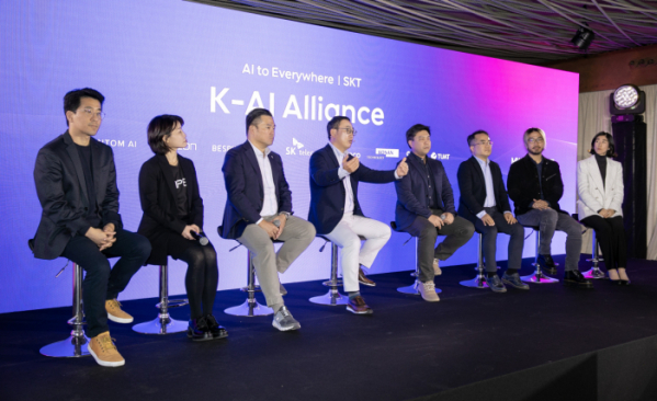 ▲SKT는 AI 테크 기업들과 동맹을 맺고 글로벌 무대에서 빅테크들과 경쟁하겠다며 K-AI 얼라이언스를 구축했다.  (사진제공=SK텔레콤)