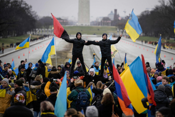 ▲25일(현지시간) 미국 워싱턴D.C. 링컨 기념관 앞에서 러시아 반전 시위자들이 모여 있다. 워싱턴D.C./AFP연합뉴스 