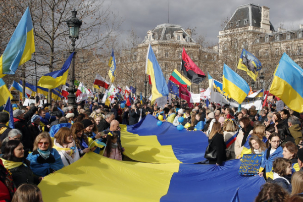 ▲25일(현지시간) 프랑스 파리에서 러시아의 우크라이나 침공을 규탄하기 위해 수백 명의 시위자들이 모였다. 파리/EPA연합뉴스