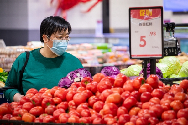 ▲중국 장쑤성 난징의 한 대형 슈퍼마켓에서 고객이 장을 보고 있다. 난징/신화뉴시스
