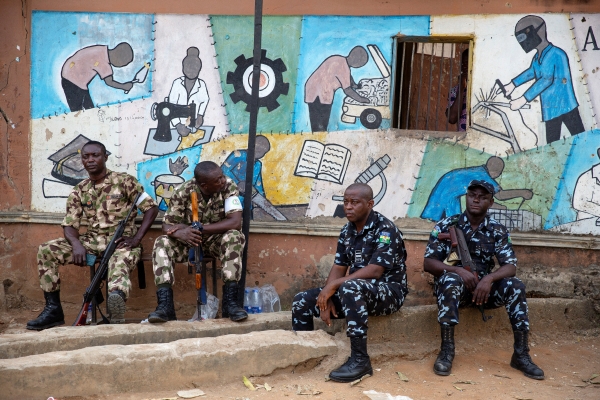 ▲나이지리아 알리모쇼의 투표소 앞에 26일(현지시간) 군인과 경찰이 무장한 채 대기하고 있다. 알리모쇼(나이지리아)/로이터연합뉴스
