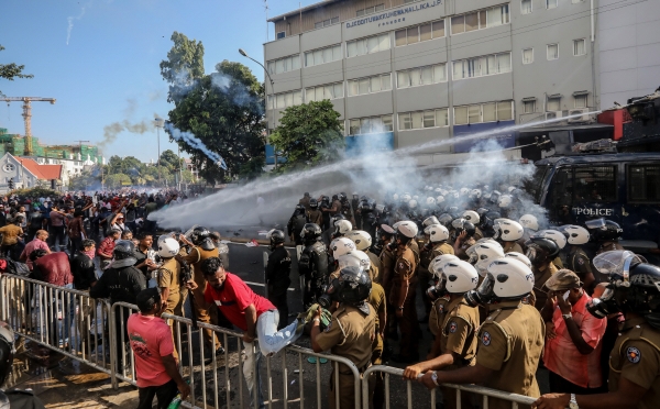 ▲스리랑카 콜롬보에서 26일(현지시간) 보안군이 시위대를 향해 최루가스를 살포하고 물대포를 쏘고 있다. 콜롬보/EPA연합뉴스
