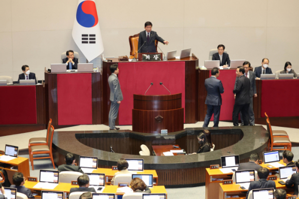 ▲김진표 국회의장이 27일 국회에서 열린 본회의에서 여야 원내지도부를 불러 양곡관리법 일부 개정법률안을 3월 첫 본회의에서 처리할 것에 대해 대화하고 있다. (연합뉴스)