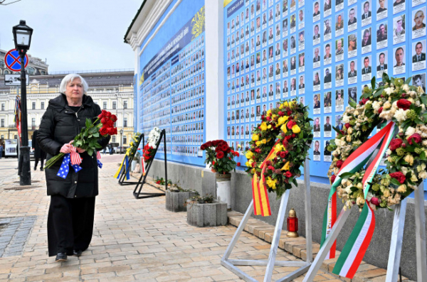 ▲27일(현지시간) 우크라이나를 찾은 재닛 옐런 미국 재무장관이 전쟁으로 인한 사망자를 추모하는 추모 장소를 방문했다. 키이우/AFP연합뉴스
