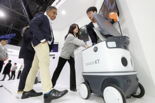 ▲KT가 스페인 바르셀로나에서 열린 MWC 2023에서 Robot Makers 및 콜드체인 시스템을 탑재한 로봇을 공개했다. (사진제공=KT)