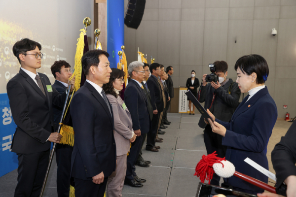 ▲김충배 신용보증기금 전무이사(왼쪽)가 27일 '제11회 국민권익의 날 기념식'에서 전현희 국민권익위원장(오른쪽)으로부터 부패방지분야 종합청렴도 평가 유공 대통령 표창을 받고 있다. (사진재공=신용보증기금)