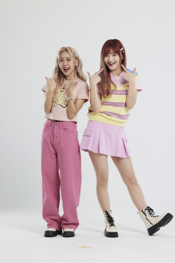 ▲캐리TV 아티스트로 선발된 은채(왼쪽), 초연(사진제공=캐리소프트)