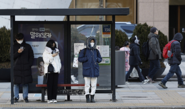 ▲서울 중구 시청역 일대에서 두터운 외투를 입은 시민들이 버스를 기다리고 있다. 조현호 기자 hyunho@ (이투데이DB)