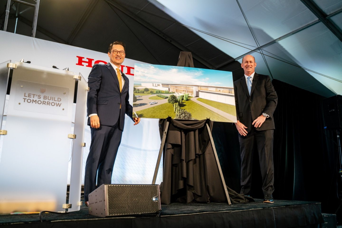 ▲합작법인 최고경영자(CEO) 이혁재 LG에너지솔루션 북미지역총괄 부사장(왼쪽)과 합작법인 최고운영책임자(COO) 릭 리글이 합작공장 조감도를 공개하고 있다 (연합뉴스)