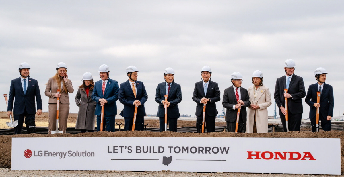 ▲지난달 28일(현지시간) LG에너지솔루션-혼다 미국 합작공장 기공식에서 두 회사 관계자 및 오하이오 주정부 인사들이 기념촬영을 하고 있다 (연합뉴스)