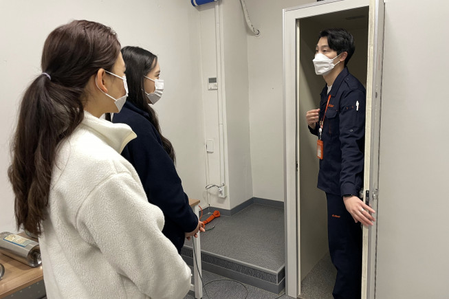 ▲제주항공 교육 기부 프로그램 ‘탐라는 꿈’에 참여한 학생들이 제주항공 객실훈련센터에서 교육을 받고 있다. (사진제공=제주항공)