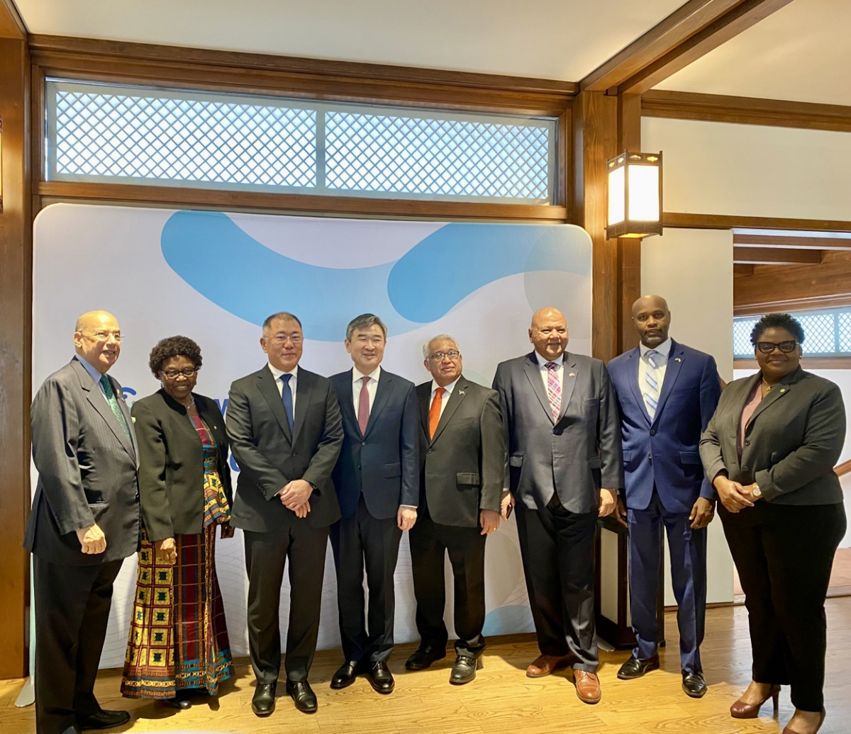 ▲정의선 현대자동차그룹 회장과 조태용 주미한국대사가 각국 대사들과 함께 기념촬영을 하고 있다. 왼쪽부터 로날드 샌더스 앤티가다부다 대사, 에스미 지네 촘보 말라위 대사, 정의선 현대차그룹 회장, 조태용 주미한국대사, 제랄드 자키오스 마셜제도 대사, 푸르마눈 쥬그로 모리셔스 대사, 장 드 디외 엔디쿠마나 부룬디 대사, 샤넬 나타샤 시몬즈 세인트키츠네비스 대리대사 (사진제공=현대자동차그룹)