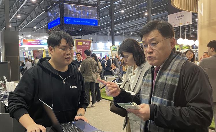 ▲한국무역협회가 지원한 MWC 참가기업 부스에 방문한 정만기 부회장(오른쪽) (연합뉴스)