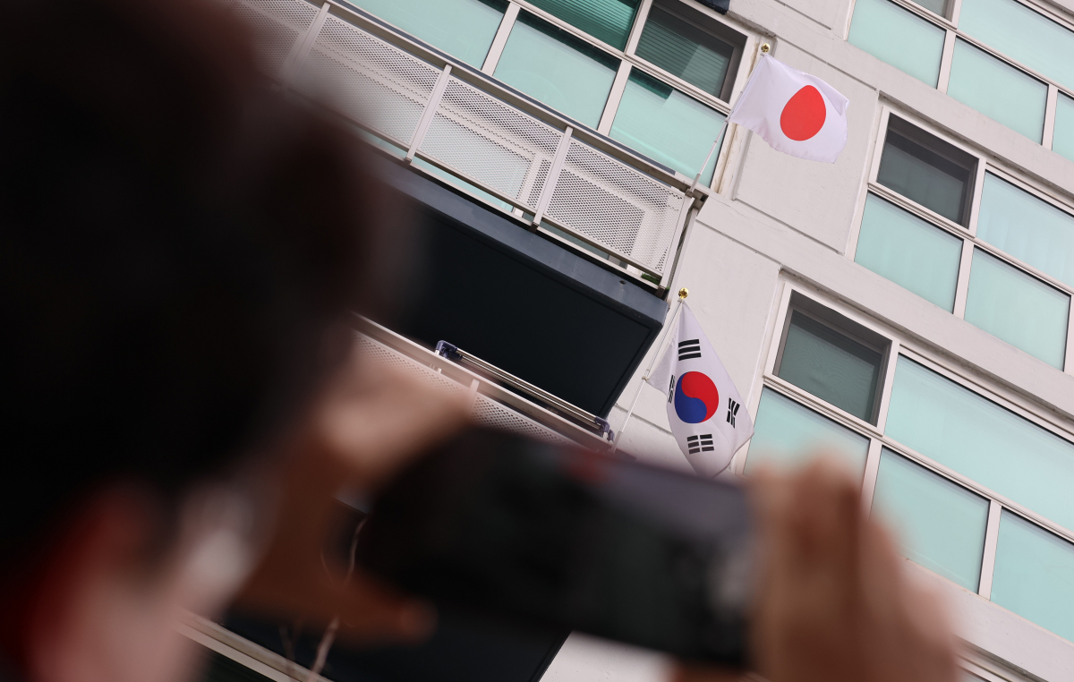 ▲삼일절인 1일 오후 세종시 한 아파트 베란다 국기게양대에 일장기가 걸려 있다. 세종시 맘카페 등 인터넷 커뮤니티에서는 이같은 행위를 비판하는 글이 올라오고 있다. 연합뉴스