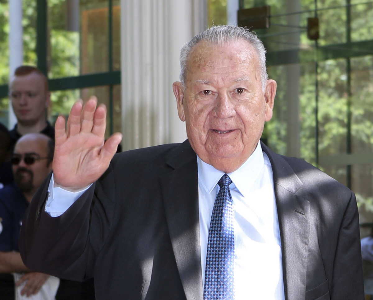 ▲프랑스의 전설적인 축구스타 쥐스트 퐁텐이 1일(현지시간) 별세했다. 사진은 퐁텐이 2015년 5월 17일 프랑스 프로축구협회가 파리에서 개최한 행사에 참석해 손을 흔들고 있다. 파리/AP연합뉴스 
