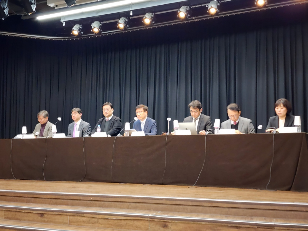 ▲김용규 한양대 교수(가운데)를 비롯한 패널들이 통신시장 경쟁촉진방안 마련을 위해 토론을 진행하고 있다.   (조성준 기자 tiatio@)
