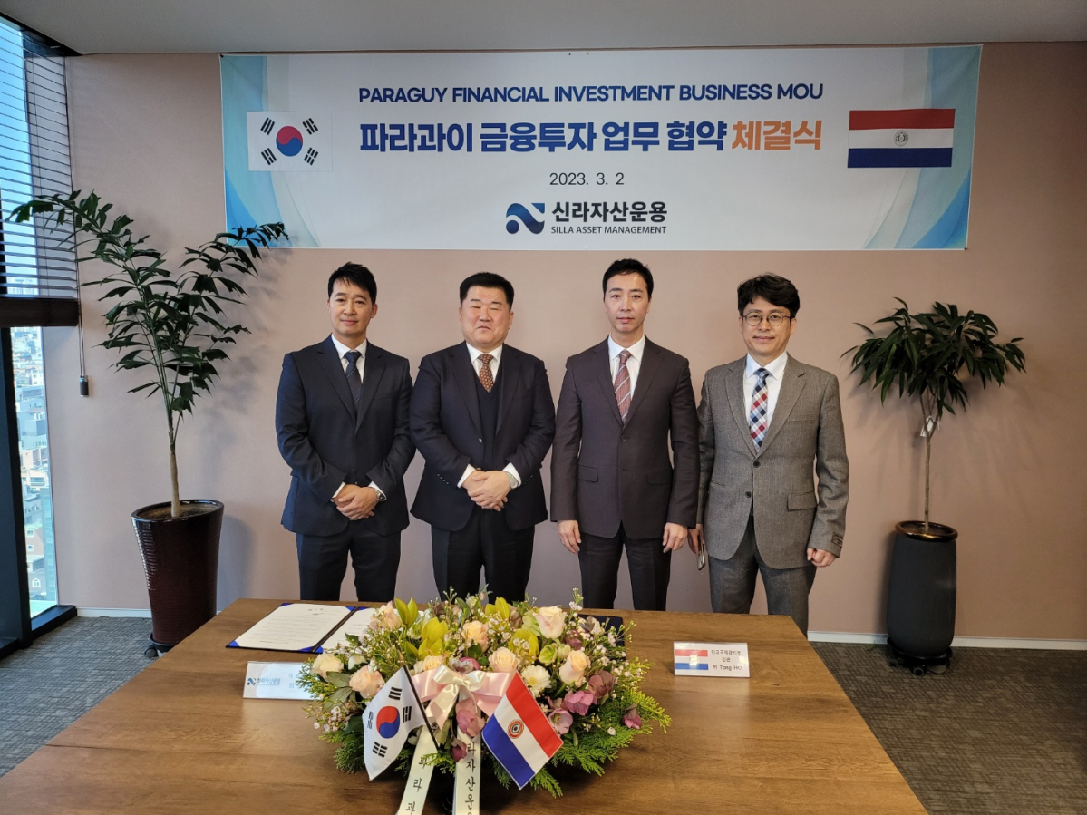 ▲(왼쪽부터) 이동훈 보좌관, 최문호 신라자산운용사 대표, 이동호 주(州) 장관, 홍순기 보좌관 (사진제공=신라자산운용)