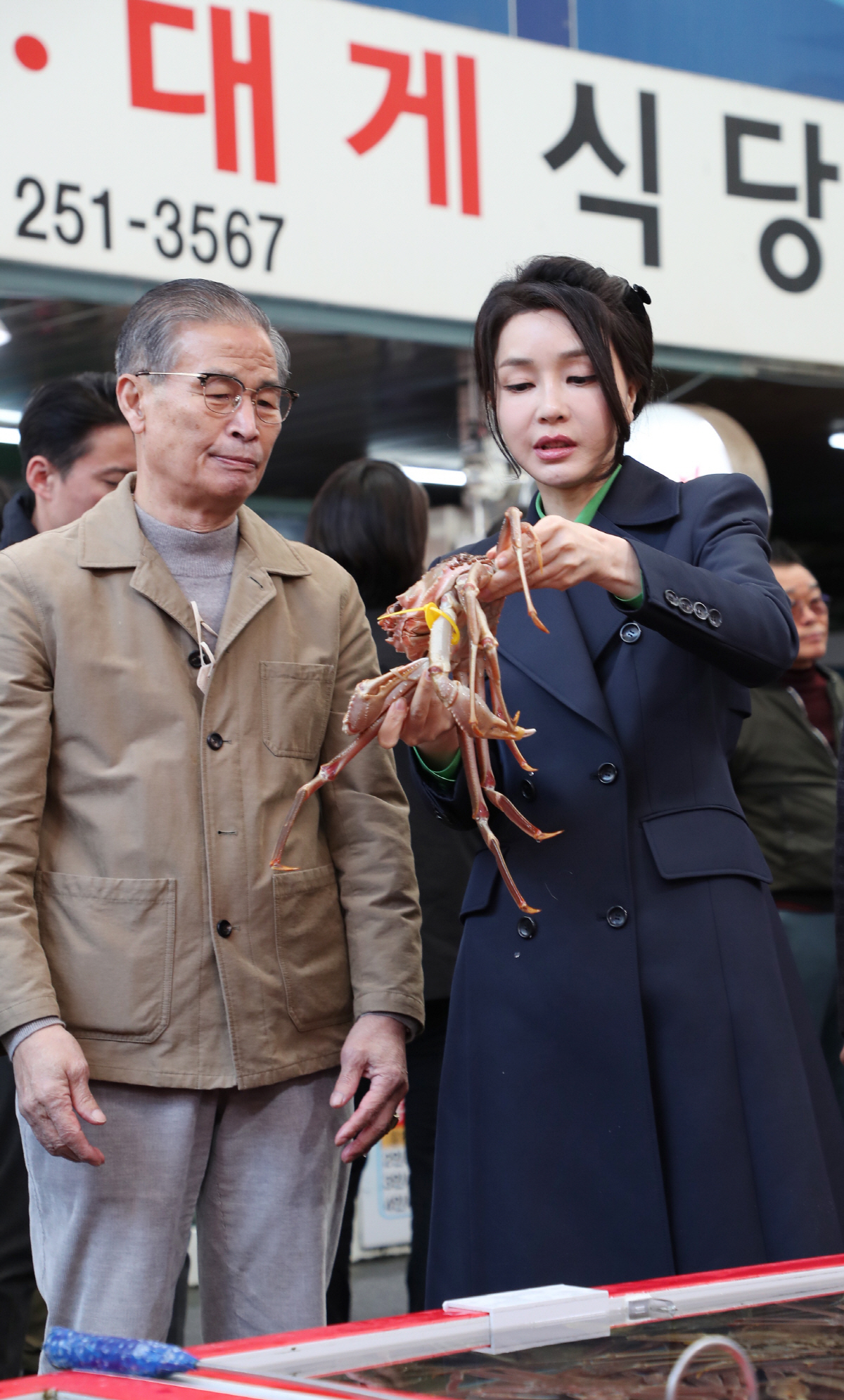 ▲김건희 여사가 3일 경상북도 포항시 죽도시장을 방문, 대게를 살펴보고 있다. (연합뉴스)
