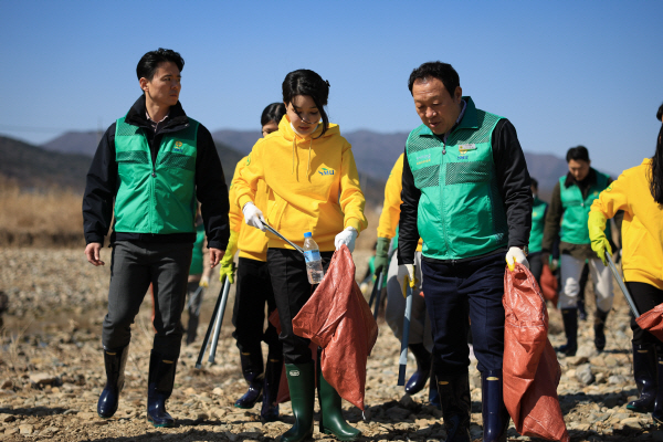 ▲김건희 여사가 3일 경상북도 포항시 기계천에서 환경정화 활동을 하고 있다. (연합뉴스)