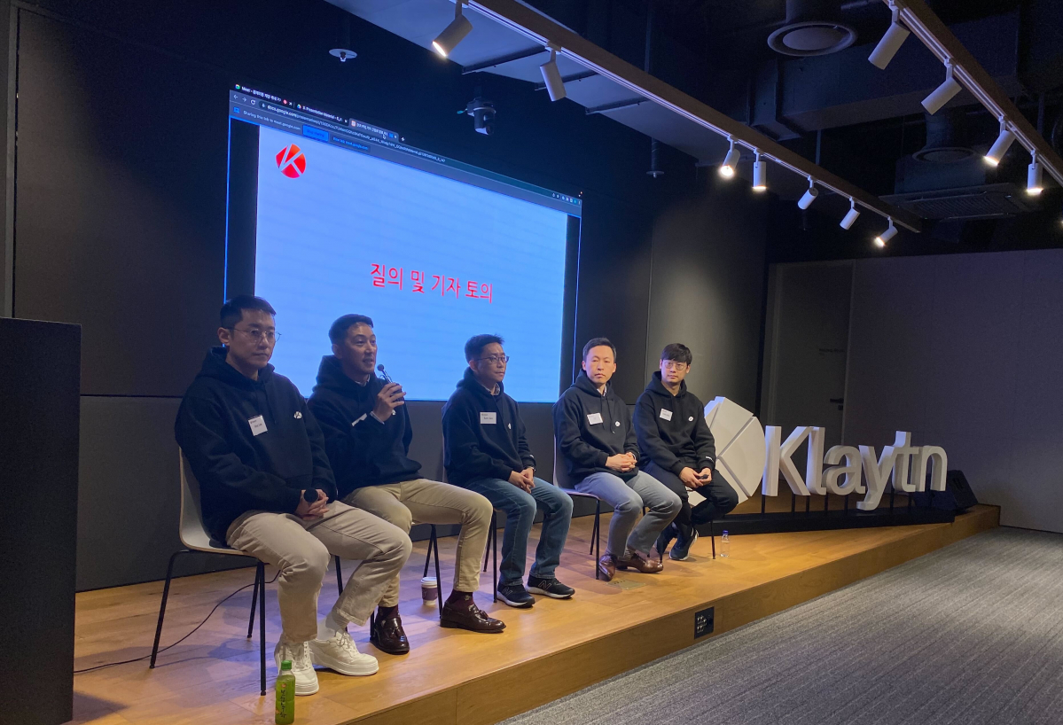 ▲6일 진행된 클레이튼 비전맵 간담회에서 (왼쪽부터)이윤호 비즈니스 거버넌스 담당, 조일현 마케팅 담당, 서상민 이사장, EZ 기획 운영 담당, 김정현 기술 담당이 Q&A 세션을 진행 중이다. (사진제공=클레이튼 재단)