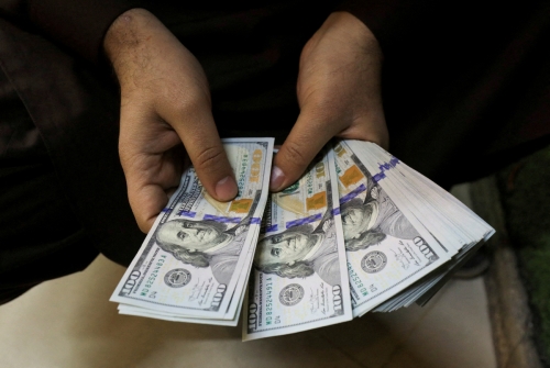 ▲파키스탄 환전소에서 거래인이 달러를 세고 있다. 페샤와르(파키스탄)/로이터연합뉴스
